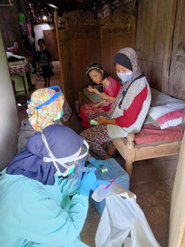 Seorang lansia yang mengikuti vaksinasi door to door di Gunungkidul. Foto: Erfanto/Tugu Jogja