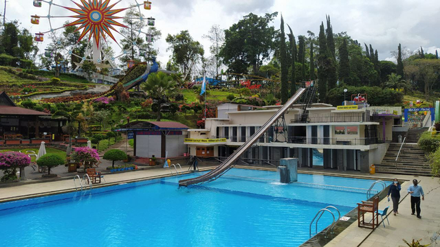 Taman Rekreasi Selecta, salah satu wahana wisata air legendaris di Kota Batu yang diizinkan uji coba buka. Foto/Azmy