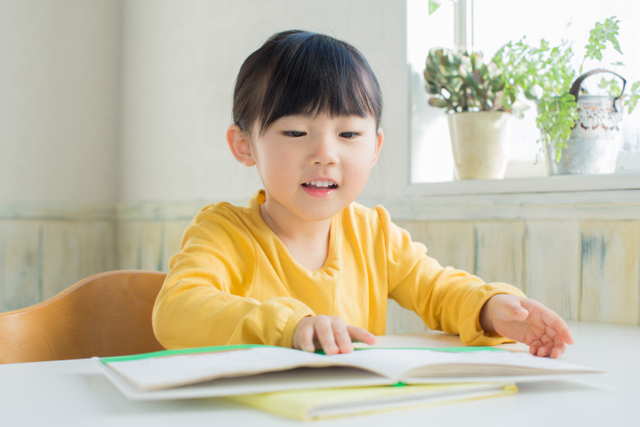 Nostalgia storytelling dengan anak, DANCOW kembali rilis buku dongeng favorit. Foto: Shutterstock.