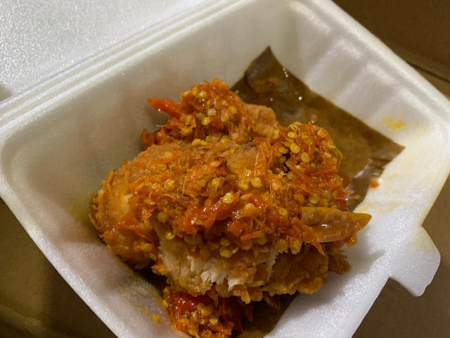 Paketannya: Ayam dan sambal. Sayur tidak dikasih.