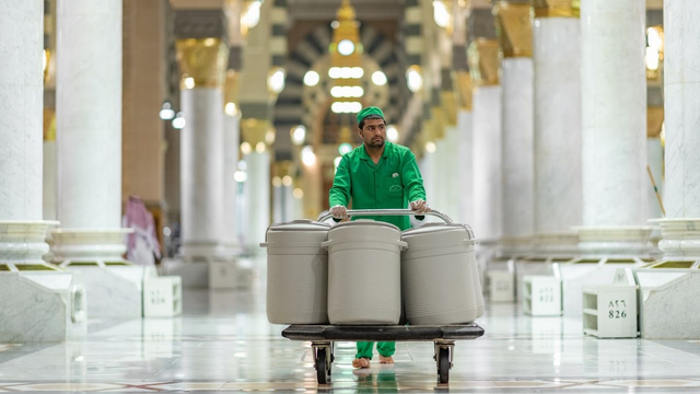 Drum air Zamzam di Masjid Nabawi kembali dipasang setelah hampir dua tahun absen karena pandemi. Foto: wmn.gov.sa