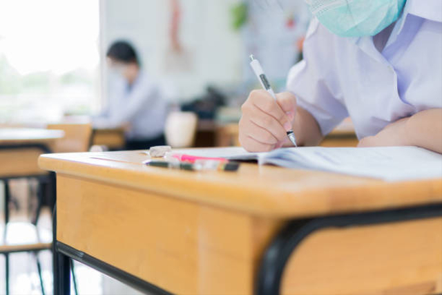 Ilustrasi mengerjakan soal TKP CPNS 2021. Foto: iStock