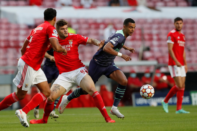 Pemain Benefica Morato berebut bola saat menghadapi PSV di playoff Liga Champions, di stadion Luz di Lisbon, Rabu (18/8). Foto: Armando Franca/AP Photo
