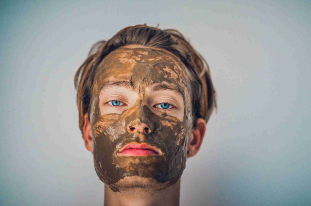 Ilustrasi menggunakan masker wajah. Sumber: unsplash