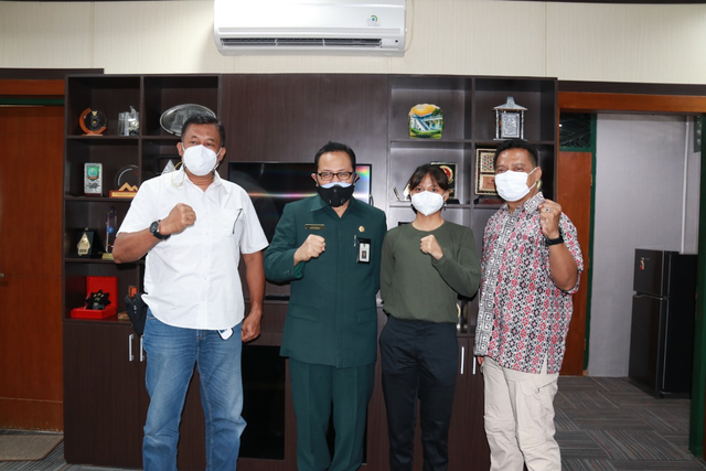 Wakil Wali Kota Yogyakarta, Heroe Poerwadi (kedua dari kiri) berfoto bersama Aurellia Nariswari Putri Sigit, atlet cabor sepatu roda dari Yogyakarta untuk PON XX Papua (kedua dari kanan). Foto: dok. Humas Pemkot Yogyakarta