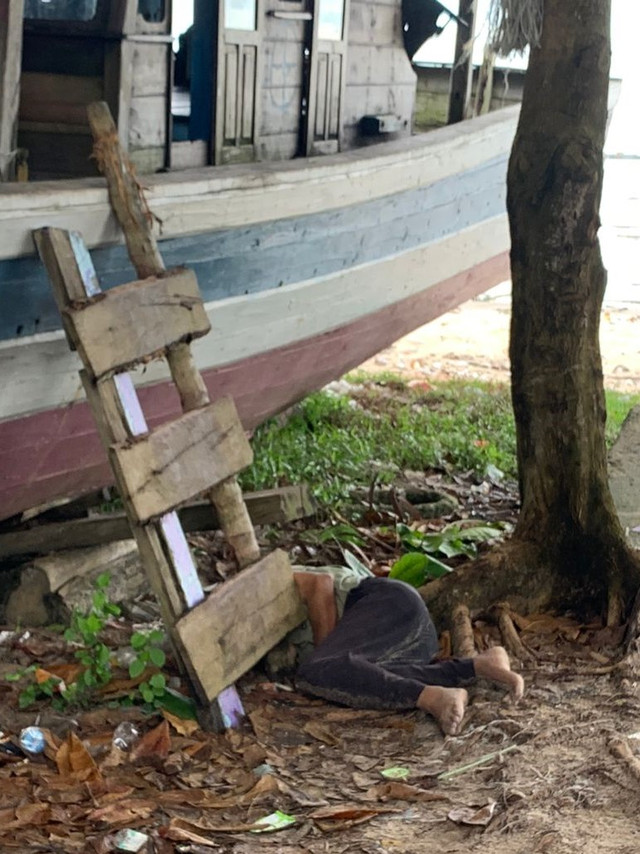 Mayat pria yang ditemukan tergeletak di kapal nelayan.