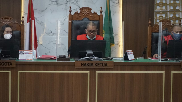 Suasana persidangan Adam Ibrahim terdakwa penyiaran berita kebohongan terkait hoax babi ngepet di Pengadilan Negeri Kota Depok. Foto: Dok. Istimewa