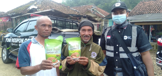 Desa Diantara Hutan Pinus dan Kebun Teh, Shopee dan IZI Salurkan Abon Qurban IZI