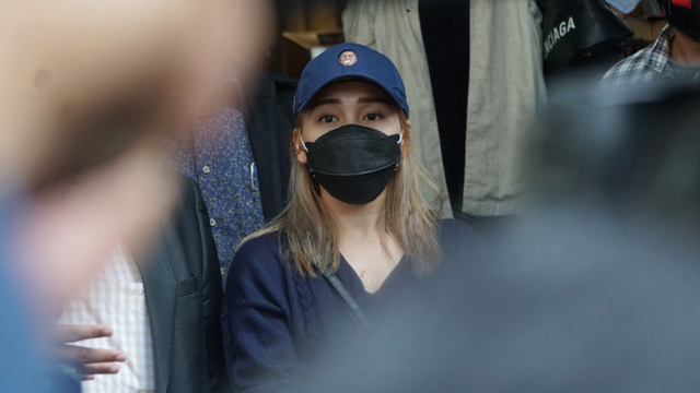 Artis Ayu Ting Ting usai dimintai keterangan terkait laporannya di Polda Metro Jaya, Selasa (14/9/2021). Foto: Jamal Ramadhan/kumparan