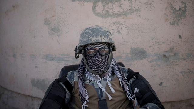 Seorang pejuang Taliban menjaga pintu masuk penjara Pul-e-Charkhi di Kabul, Afghanistan, Senin (13/9). Foto: Felipe Dana/AP Photo