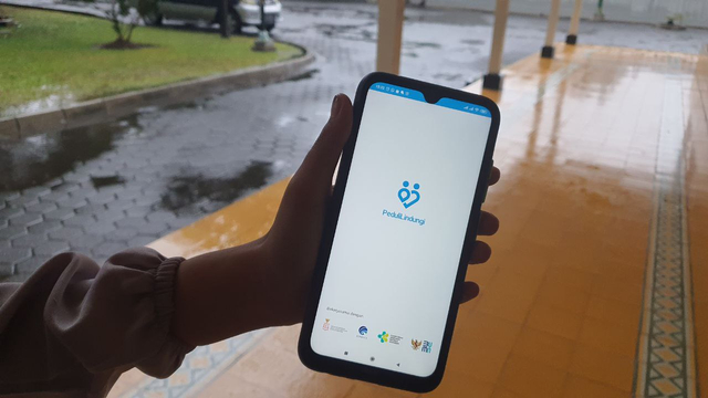 Aplikasi PeduliLindungi yang wajib digunakan jika akan masuk ke pusat perbelanjaan. Foto: Sandra/Tugu Jogja