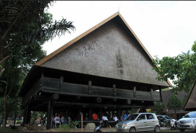 Keunikan rumah adat Tambi. Sumber: flickr.com