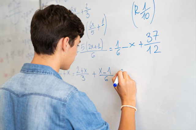 Ilustrasi mengerjakan soal matematika. Foto: iStock