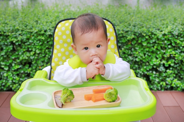 Ilustrasi bayi menyantap MPASI. Foto: Freepik