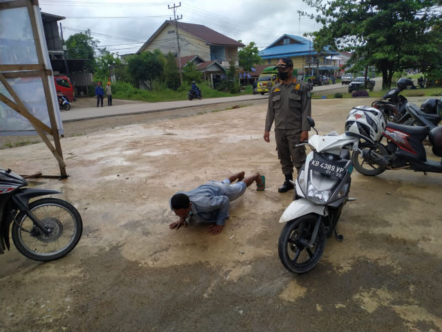 Warga dihukum push up. Foto: Dok. Istimewa