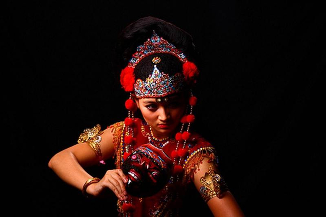 Tari Klana Topeng adalah salah satu jenis Tari Topeng yang berasal dari Cirebon, Jawa Barat. Sumber: Indonesi1001