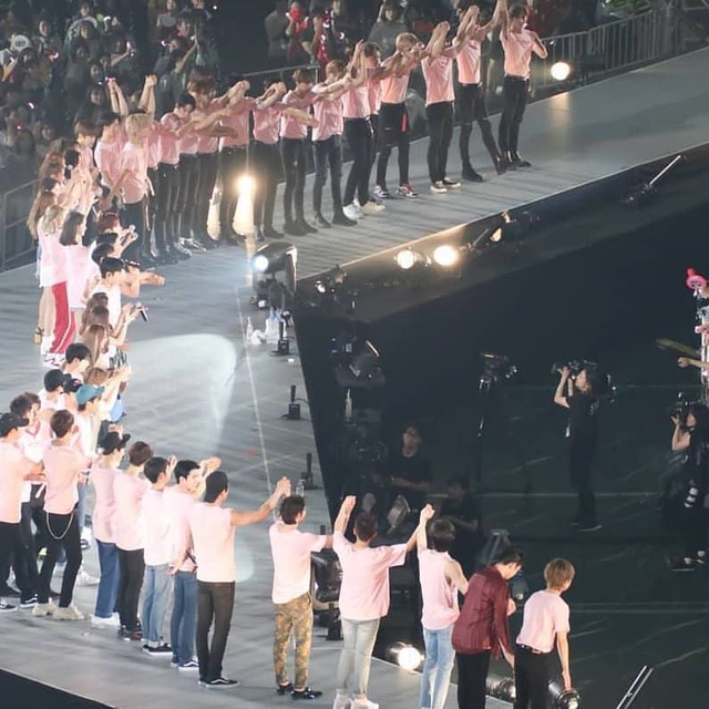 Saat Konser SM Town. Gambar diambil dari Pinterest (akun : @exosmedia)