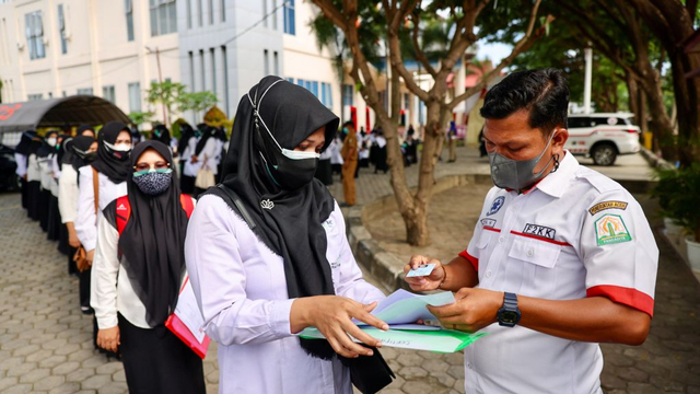 Peserta ujian CPNS diperiksa kelengkapan administrasi. Foto: Suparta/acehkini