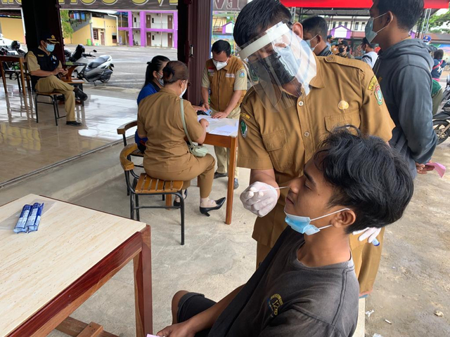 Pelanggar prokes di Sekadau diswab. Foto: Dok. Istimewa