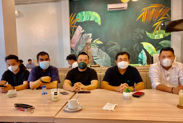 Andi Idris Manggabarani (kedua dari kanan), pengusaha yang juga nasabah Bank BNI Cabang Makassar.  Foto: Dok. Istimewa