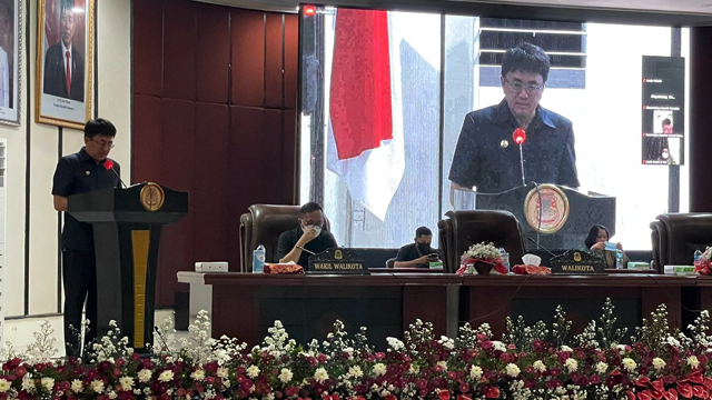 Wali Kota Manado, Andrei Angouw, saat memberikan tanggapan pada Rapat Paripurna di DPRD Kota Manado