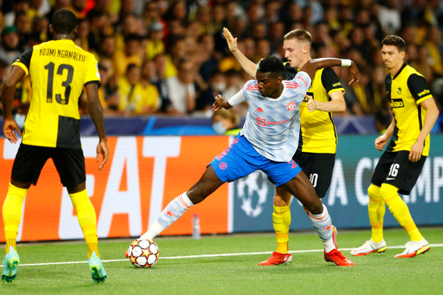 Pemain Manchester United Paul Pogba berusaha melewati pemain BSC Young Boys pada pertandingan Grup F Liga Champions di Stadion Wankdorf, Bern, Swiss.
 Foto: Arnd Wiegmann/REUTERS