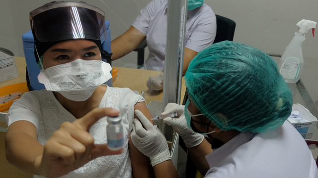 Petugas menyuntikkan vaksin Moderna kepada tenaga kesehatan yang menjalani vaksinasi COVID-19 dosis ketiga di Rumah Sakit Bali Mandara, Denpasar, Bali.  Foto: Nyoman Hendra Wibowo/ANTARA FOTO