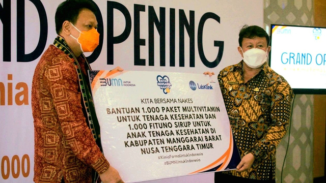 Serah terima penyerahan paket CSR Kimia Farma "KITA BERSAMA NAKES" oleh Plt Direktur Utama Kimia Farma Diagnostika keada Wakil Bupati Manggarai Barat, dr Yulianus Weng, M. Kes. Foto: Kimia Farma