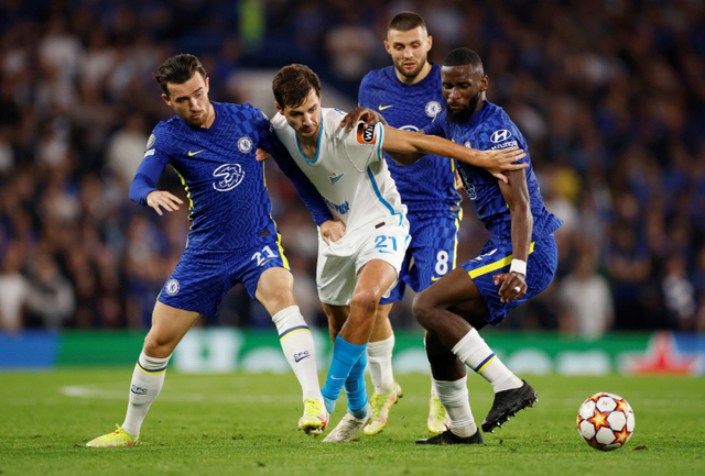 Pemain St Petersbug Aleksandr Erokhin dihadang pemain Chelsea Ben Chilwell dan Antonio Rudiger di Stamford Bridge, London, Inggris. Foto: John Sibley/Reuters