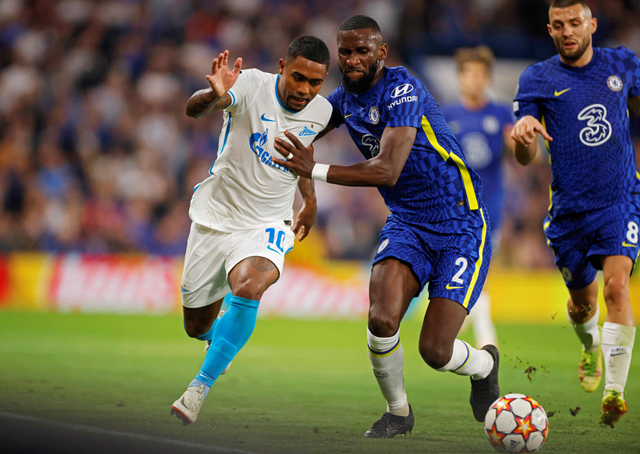 Pemain Zenit St Petersbug's Malcom duel dengan pemain Chelsea Antonio Rudiger di Stamford Bridge, London, Inggris. Foto: John Sibley/Reuters