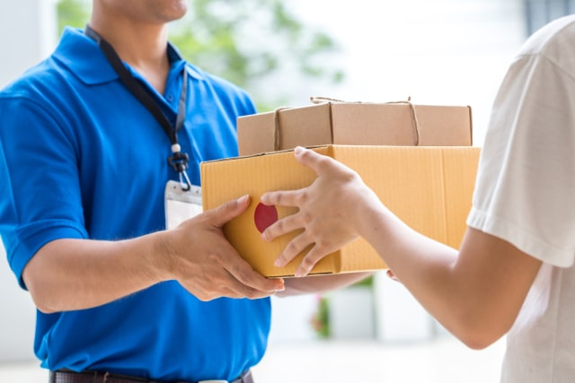 Ilustrasi Menerima Paket Foto: Dok. Shutterstock