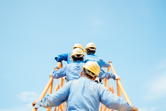 Lingkungan sebagai tempat bekerja bagi manusia merupakan sebuah kegiatan di lingkungan untuk memenuhi kebutuhan hidupnya. Foto: Unsplash