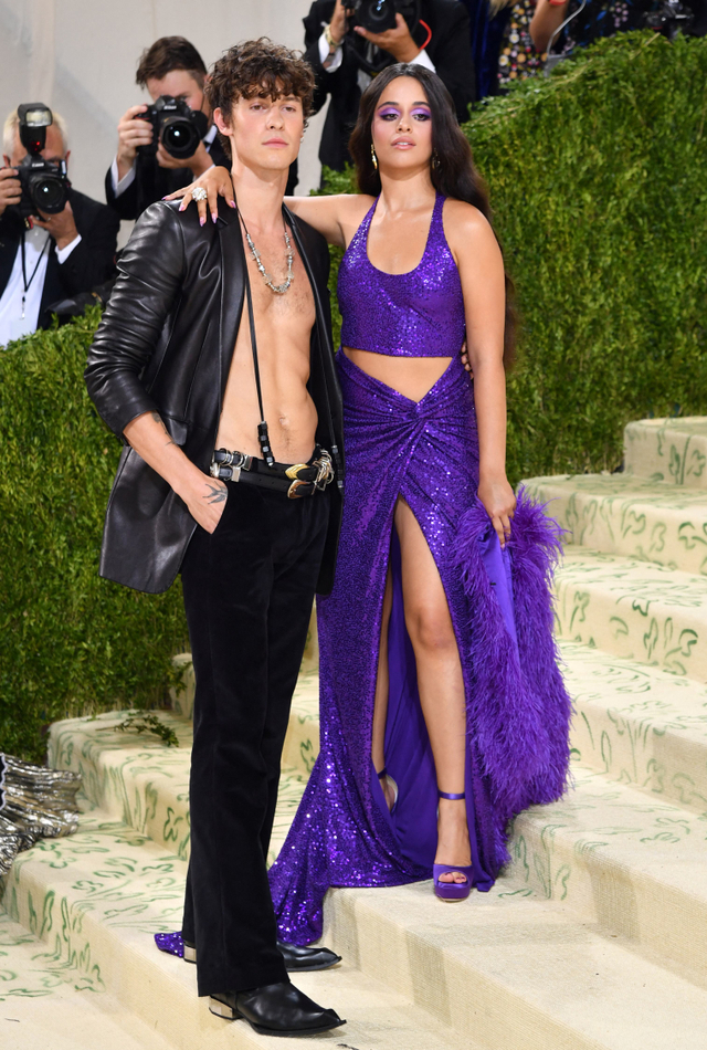 Shawn Mendes dan Camila Cabello tiba di Met Gala 2021 di Metropolitan Museum of Art, Senin (13/9/2021). Foto: Angela Weiss/AFP