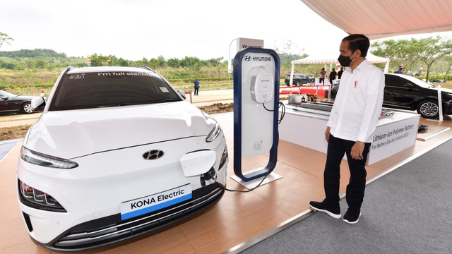 Presiden Joko Widodo usai Groundbreaking Pabrik Baterai Kendaraan Listrik Pertama di Asia Tenggara, di kawasan Industri Kerawang, Jawa Barat, Rabu (15/9). Foto: Agus Suparto/Istana Presiden