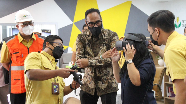 Asisten Deputi Bidang Industri Pangan dan Pupuk Kementerian BUMN, Zuryati Simbolon didampingi oleh VP Pengembangan & Organisasi PG, Nanda Kiswanto mencoba salah satu fasilitas di Diklat Learning Center. Foto: Istimewa