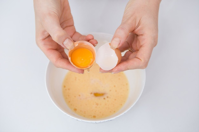 Ilustrasi memisahkan kuning dan putih telur. Foto: Freepik