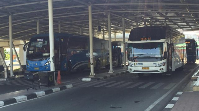 Suasana terminal bis Damri di Bandara Soekarno Hatta pada Sabtu (6/7) siang. Foto: Andesta Herli/kumparan