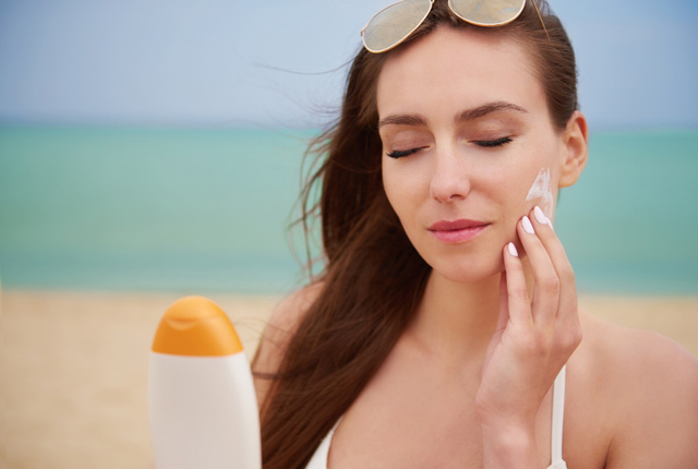 Ilustrasi rekomendasi sunscreen untuk kulit berminyak. Sumber: Freepik.