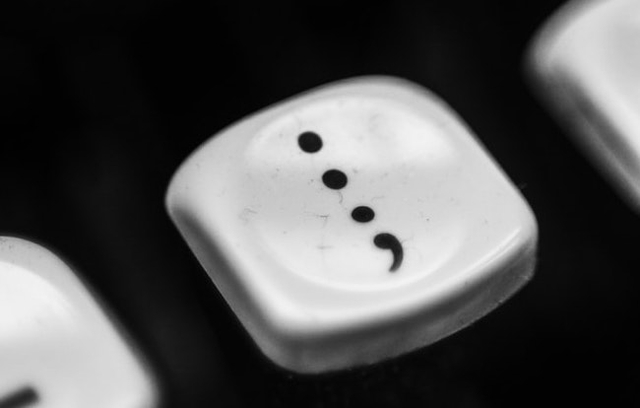 Ilustrasi semicolon adalah Foto: Unsplash