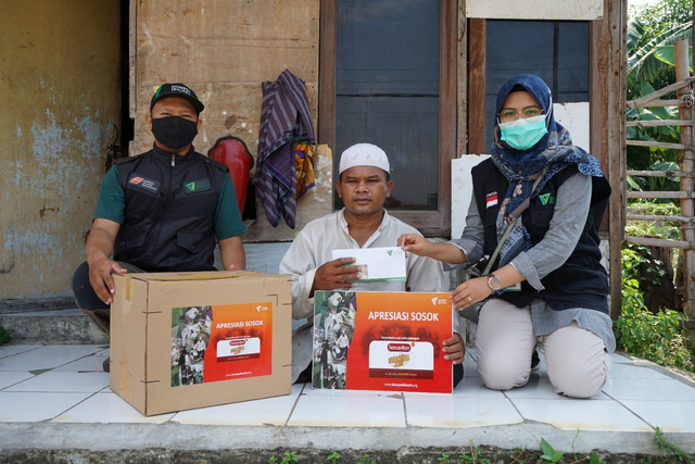 Hemaviton Stamina Plus bersama Dompet Dhuafa salurkan bantuan bagi Aslan sosok inspiratif dan tangguh ditengah pandemi Covid-19. (Kamis 09/09). Dok. Dompet Dhuafa