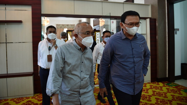 KOMISARIS Utama PT Pertamina, Basuki Tjahja Purnama alias Ahok bersama Anggota DPR RI dapil Riau, Arsyadjuliandi Rachman, Rabu (15/9/2021), di Pekanbaru. 