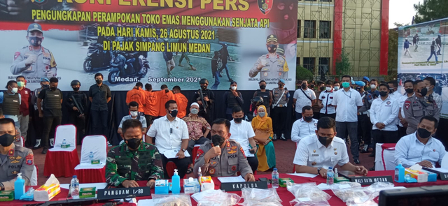 Polisi saat memaparkan kasus perampokan 6,8 KG emas di Kota Medan.
 Foto: Rahmat Utomo/kumparan