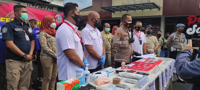 Rilis kasus penangkapan Boris Preman Pensiun karena narkoba. Foto: Istimewa