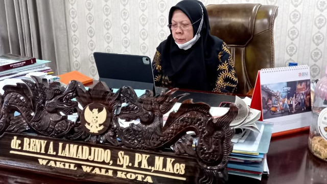 Wakil Wali Kota Palu dr Reny Lamadjido saat mengikuti rapat penanganan COVID-19 bersama Satgas COVID-19 Provinsi Sulawesi Tengah, Rabu (15/9), secara virtual dari ruang kerjanya. Foto: Humas Pemkot Palu