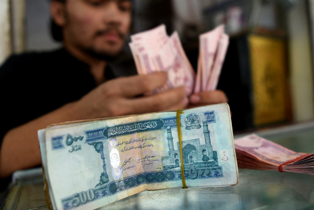Ilustrasi foto mata uang Afghanistan, Afghani. Foto: Abdul MAJEED / AFP
