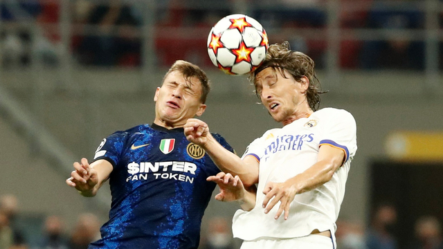 Pemain Inter Milan Nicolo Barella berebut bola dengan pemain Real Madrid Luca Modric pada pertandingan Grup D Liga Champions di San Siro, Milan, Italia. Foto: Alessandro Garofalo/REUTERS