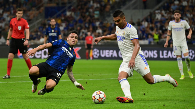 Pemain Inter Milan Lautaro Martinez berusaha merebut bola dari pemain Real Madrid Casemiro pada pertandingan Grup D Liga Champions di San Siro, Milan, Italia. Foto: MIGUEL MEDINA / AFP