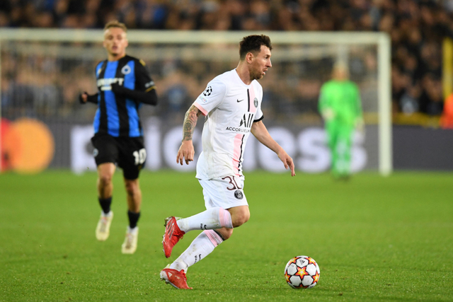 Pemain Paris Saint-Germain Lionel Messi menggiring bola saat melawan Club Brugge pada pertandingan Grup A Liga Champions di Stadion Jan Breydel, Bruges, Belgia.
 Foto: JOHN THYS / AFP