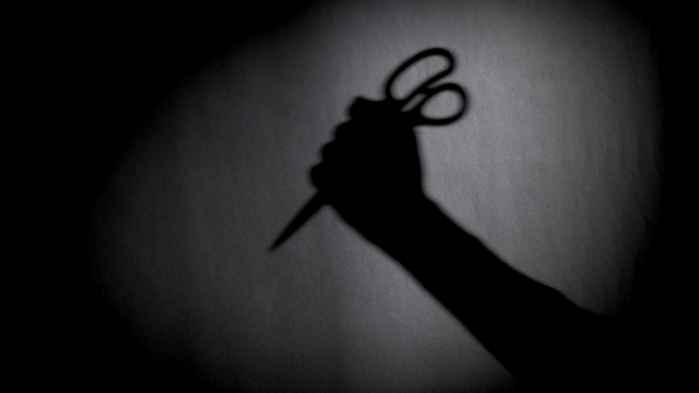 Ilustrasi pembunuhan menggunakan gunting. Foto: Shutter Stock