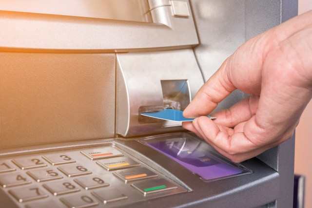 Ilustrasi transfer menggunakan ATM BRI. Foto: Shutter Stock